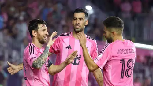 ميسي وبوسكيتس وألبا