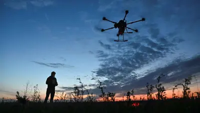 جندي أوكراني يطلق طائرة مسيرة