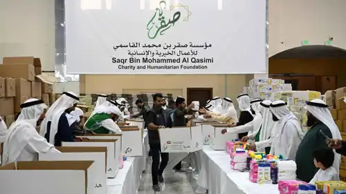 خلال تجهيز المساعدات الإغاثية لإرسالها إلى غزة