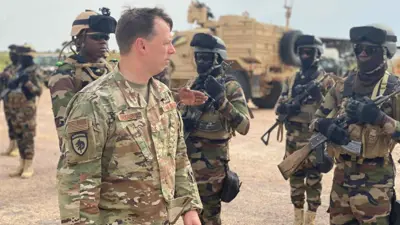 أرشيفية لمسؤول في القيادة العسكرية الأمريكية في أفريقيا أثناء تفقد قوات في النيجر 