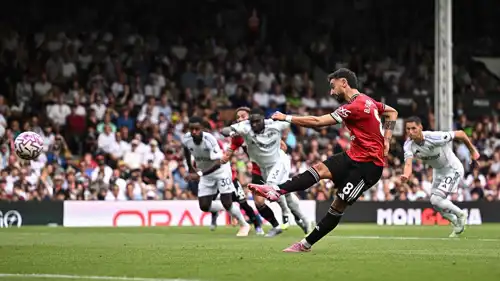 برونو فيرناندز ينفذ ضربة جزاء كارثية