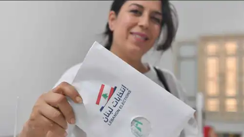 امرأة تدلي بصوتها في انتخابات لبنانية سابقة