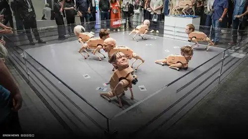 كلاب روبوتية بوجوه أغنى رجال العالم تتجول في معرض.. ما القصة؟