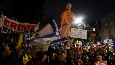 إسرائيليون يطالبون نتنياهو باستكمال اتفاق غزة