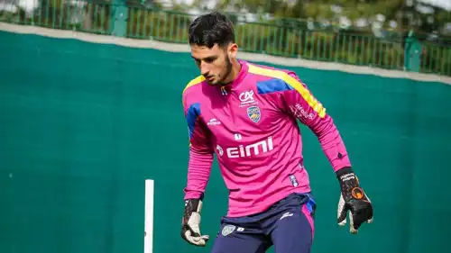 ماتيو باتويليت حارس مرمى الهلال السعودي