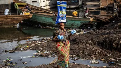 مرأة تبيع منظفات على شواطئ بحيرة كيفو في بوكافو في الكونغو