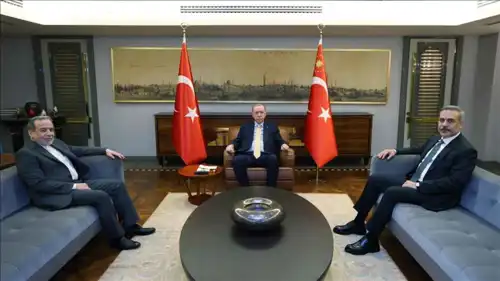 لقاء الرئيس التركي رجب طيب أردوغان مع وزير الخارجية الإيراني عباس عراقجي