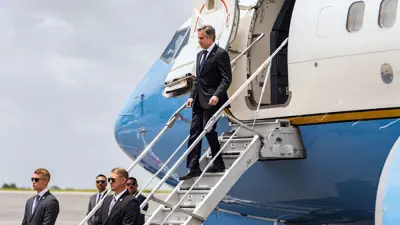 وزير الخارجية الأمريكي أنتوني بلينكين ينزل من طائرته 