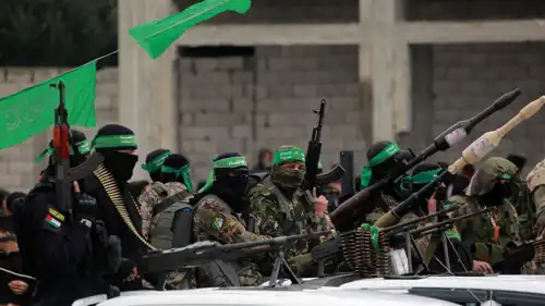 مقاتلون من حركة حماس خلال صفقة تبادل الرهائن