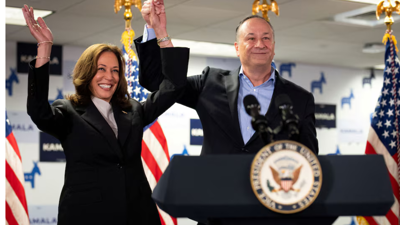 كامالا هاريس ودوغلاس إيمهوف في مقر الحملة الرئاسية