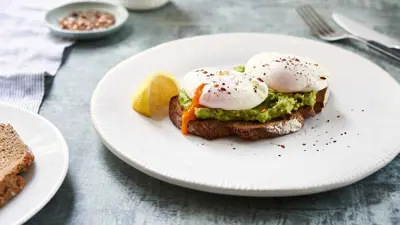 البيض المسلوق والأفوكادو على الخبز المحمص