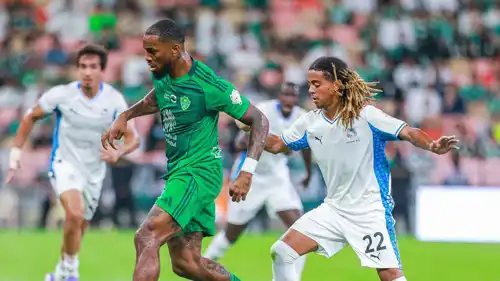 من مباراة الأهلي ونيوم في دوري روشن للمحترفين