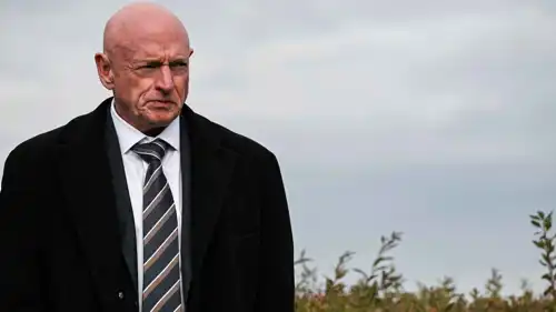  السيناتور الديمقراطي مارك كيلي وهددت 