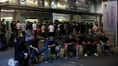 أشخاص يتجمعون أمام أحد المستشفيات في بيروت