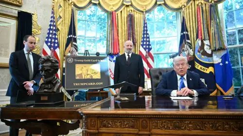 ترامب خلال التوقيع على إصدار الفئة الجديدة من التأشيرات