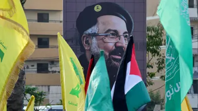 صورة فؤاد شكر خلال مظاهرة في لبنان