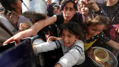 أطفال يحاولون الحصول على مساعدات في غزة