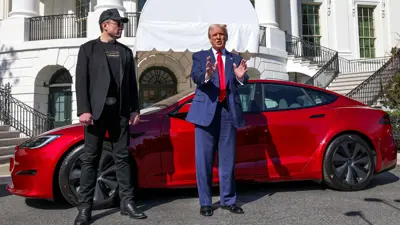 ترامب وماسك أمام سيارة تسلا
