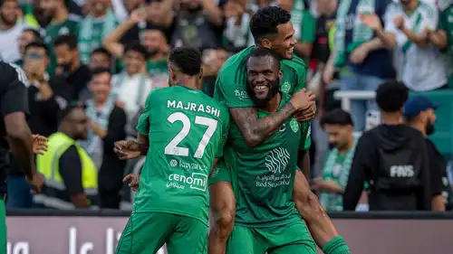 لاعبو الأهلي يحتفلون بالهدف الثاني أمام الشباب