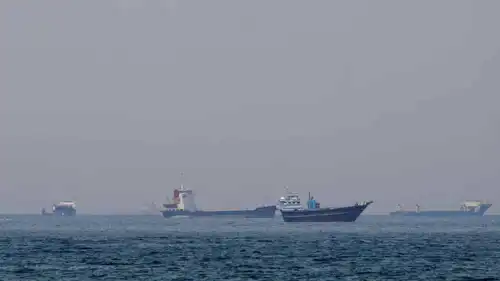 سفن وقوارب في مضيق هرمز