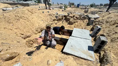 فلسطيني يدفن أقاربه في غزة