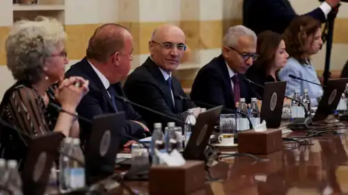 مسؤولين لبنانيين في جلسة رسمية