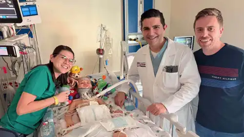 أوليفر مع والديه والدكتور محمد بيضون