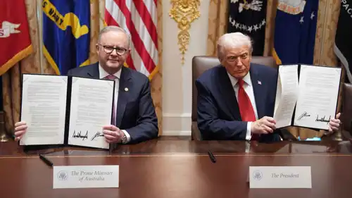 الرئيس دونالد ترامب (يمين) ورئيس الوزراء الأسترالي أنتوني ألبانيز