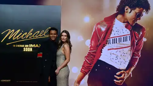 الممثل الأمريكي جعفر جاكسون يقف أمام عدسات المصورين برفقة شر