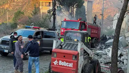 عناصر الدفاع المدني اللبناني في موقع غارة إسرائيلية