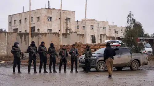 قوات أمن سورية أمام سجن الأقطان