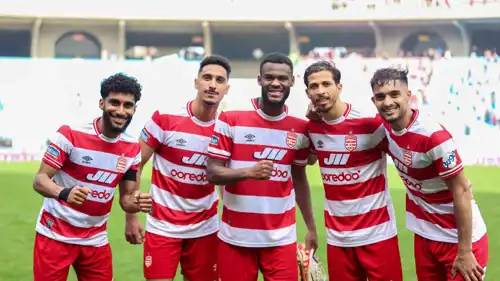 لاعبو الإفريقي وفي وسط الصورة فراس شواط