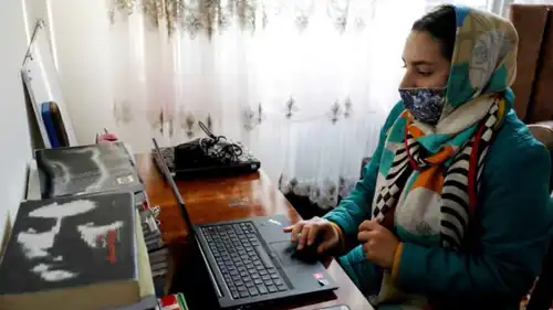 أفغانية تستخدم اللابتوب