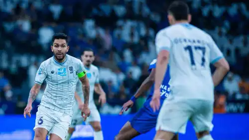 بيتروس في مباراة الهلال والأخدود