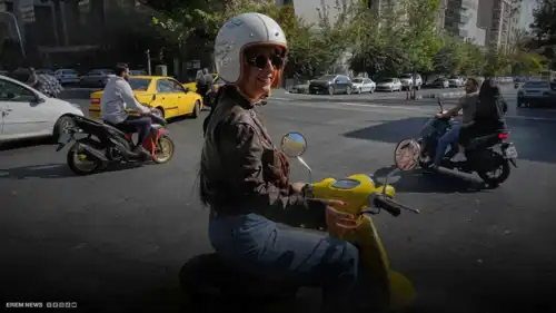 نساء إيران يكسرن المحظورات.. دراجات نارية في شوارع طهران