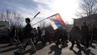 طلاب صربيون يشاركون في مسيرة لمدة يومين