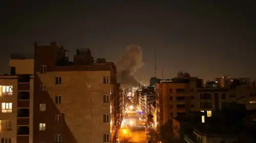 دخان يتصاعد في طهران إثر هجوم أمريكي إسرائيلي