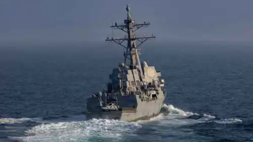 سفينة حربية تابعة للبحرية الأمريكية تعبر مضيق هرمز