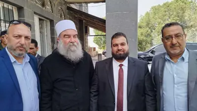 شيخ العقل حكمت الهجري يتوسط وفد محافظة السويداء