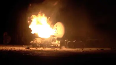 احتراق خزان وقود إثر غارة أمريكية على ميناء رأس عيسى للوقود في اليمن