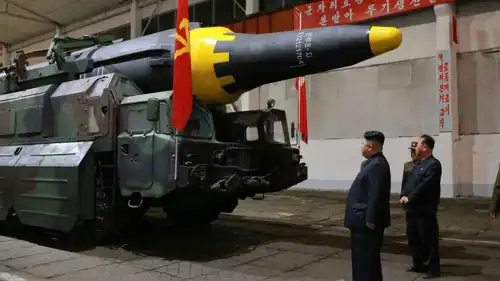 زعيم كوريا الشمالية يتفقد سلاحاً نووياً