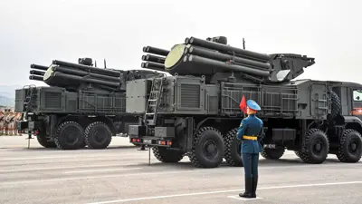 عرض عسكري روسي في قاعدة حميميم بسوريا