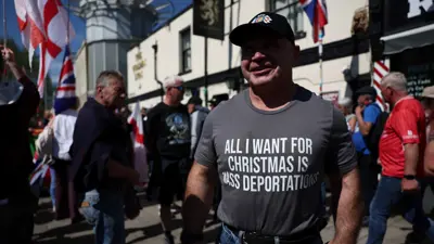 بريطاني يرتدي قميصًا مناهضًا للهجرة