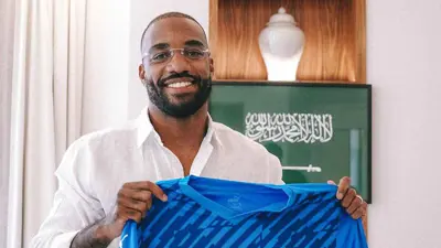 لاكازيت بقميص نيوم