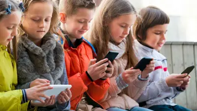 أطفال يستخدمون أجهزة ذكية