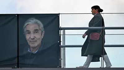 لافتة دعم لبوعلام صنصال في فرنسا