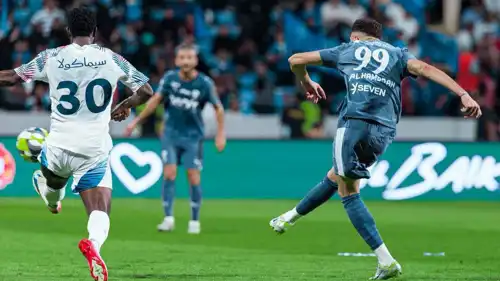 الحمدان يسدد ويسجل الهدف الأول للهلال