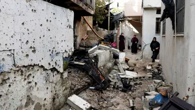 آثار غارة إسرائيلية على مخيم نور شمس في طولكرم