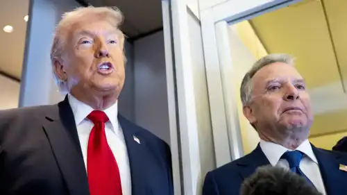 الرئيس الأمريكي دونالد ترامب إلى جانب المبعوث ستيف ويتكوف