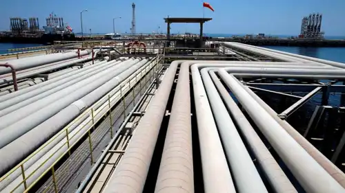 تحميل ناقلة نفط في مصفاة رأس تنورة